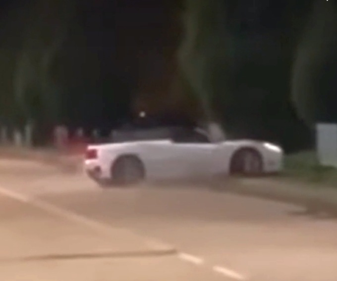 Vanno al raduno di auto, poi sgommano con la supercar e si schiantano