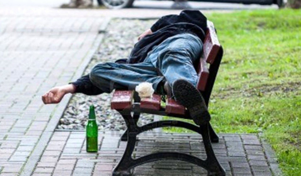 Minorenne scappa da una comunità, lo trovano ubriaco ai "Giardini Viola