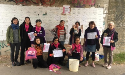 Il muro dei femminicidi a Mantova: multate le attiviste che hanno affisso i nomi delle vittime