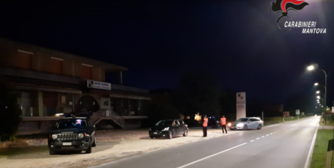 A spasso di notte con uno storditore elettrico camuffato da chiave dell’auto