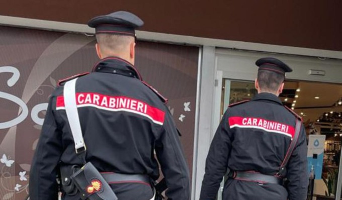 Ruba tre paia di stivali e li nasconde nel passeggino, arrestata 24enne