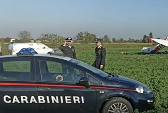 I carabinieri sul luogo dell'incidente aereo