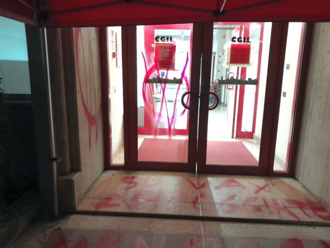 Assalto no vax: vandalizzata la sede della Cgil