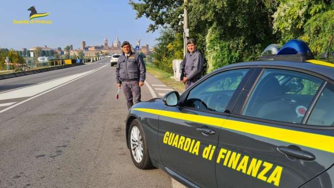 Controlli della guardia di finanza all'ingresso di Mantova
