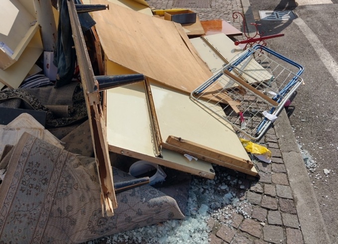 “Ho l’acqua in casa”: e scaraventa rifiuti e altro materiale sul marciapiedi