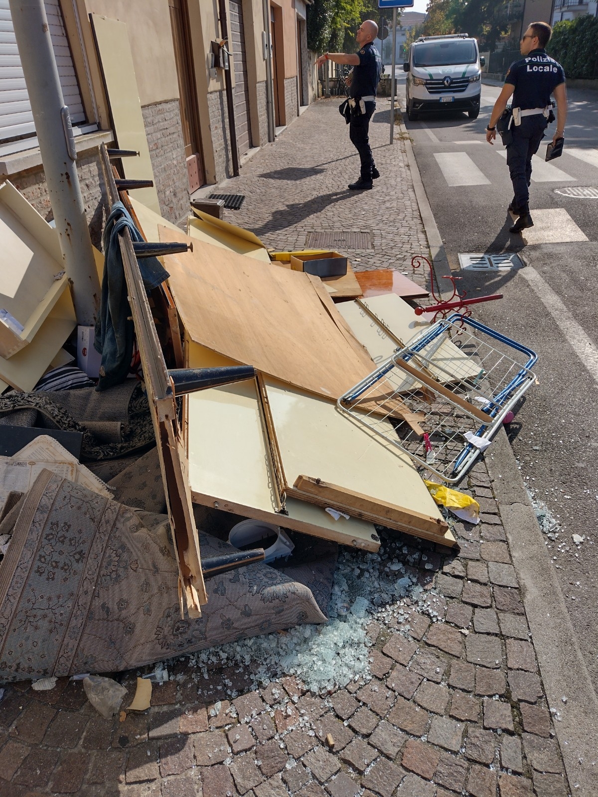 La polizia locale nel luogo in cui il 26enne ha scaraventato i rifiuti sul marciapiedi