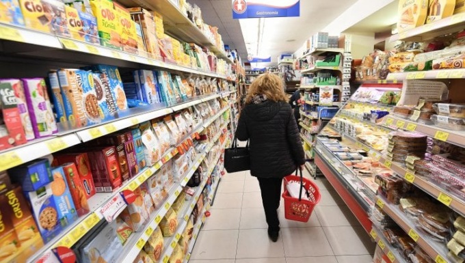 Ruba il portafoglio ad una mantovana in un supermercato nel cremonese, denunciata