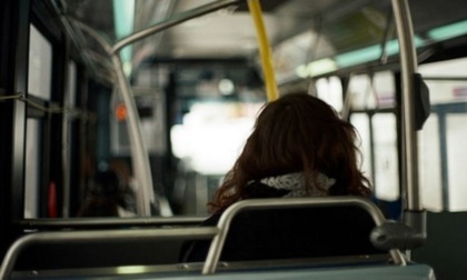 Studentessa palpeggiata più volte sul bus: arrestato 34enne per violenza sessusale