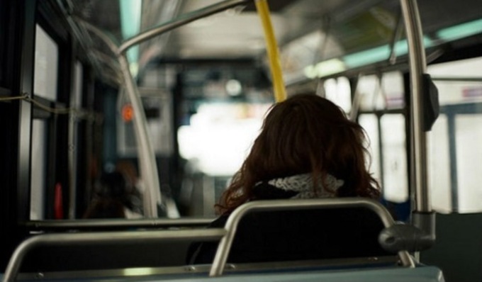 Studentessa palpeggiata più volte sul bus: arrestato 34enne per violenza sessusale