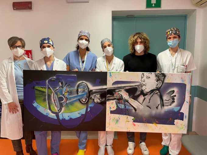 Il personale ospedaliero come supereroi: donati 5 quadri