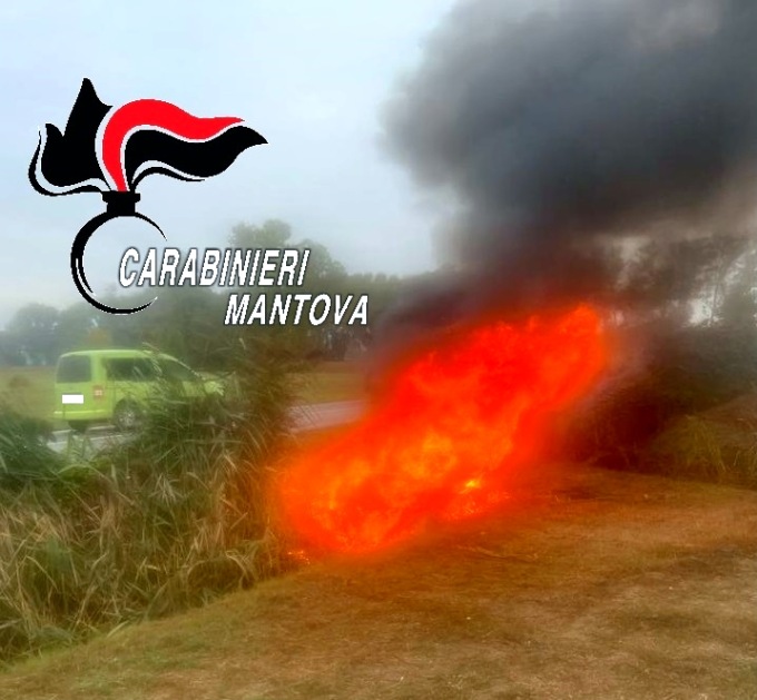 Vola fuori strada con l’auto che prende fuoco: salvata da un carabiniere