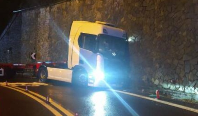 Col tir contro un muraglione in Liguria, muore camionista mantovano 45enne
