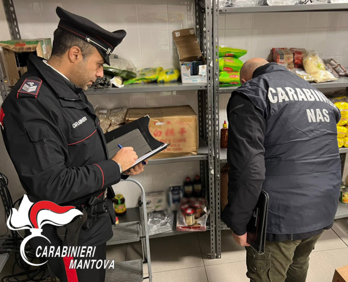Sporcizia e insetti infestanti, scattano le sanzioni nel ristorante orientale