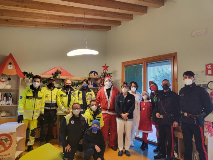 Associazioni e forze dell’ordine portano il Natale negli ospedali
