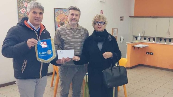 La donazione dei Rotary mantovani per garantire 1.500 pasti caldi ai poveri durante le feste