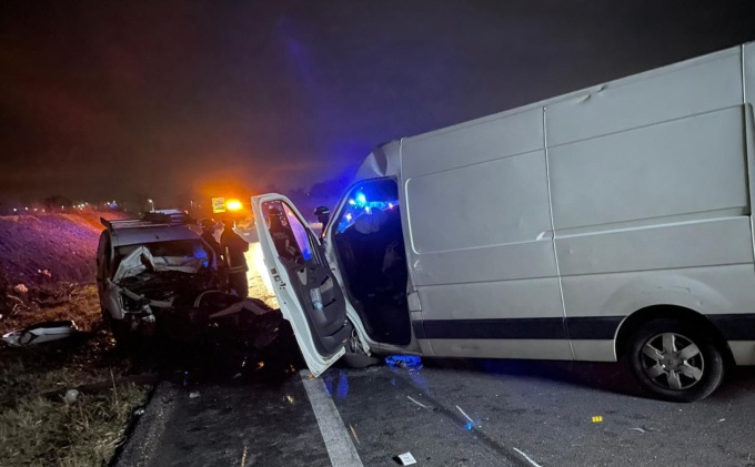 Schianto tra due furgoni e auto: 51enne grave via in elisoccorso