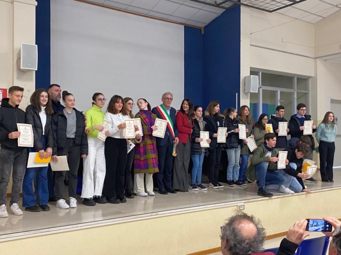 Alunni con i voti più alti: dal Comune arrivano 25 borse di studio
