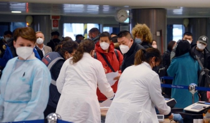 Voli Cina, Fontana: “Nuovi sequenziamenti confermano variante Omicron”