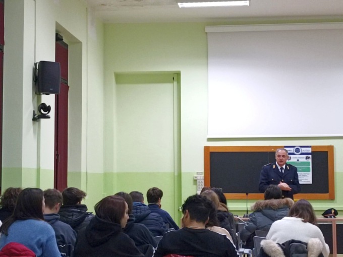 Sicurezza sul web: la Postale incontra gli studenti del Falcone