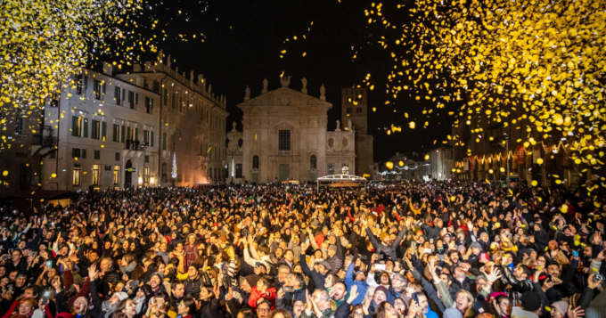Capodanno 2023 in piazza Sordello, esplode la gioia di Mantova con Mannarino