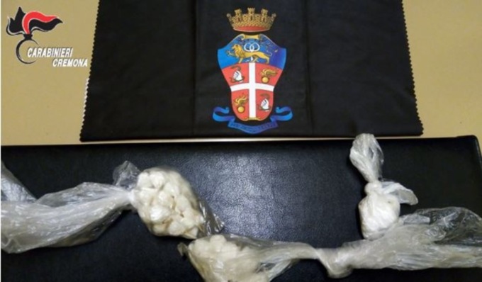 Si aggira in auto con fare sospetto, nel cassetto del cruscotto 50 dosi di cocaina