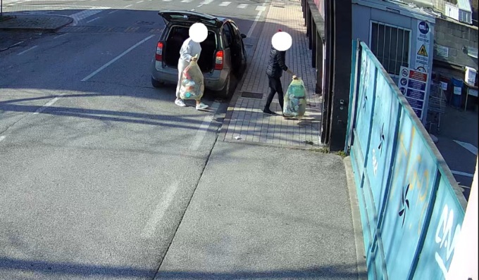 Abbandonano sacchi di plastica: beccati altri “furbetti dei rifiuti”