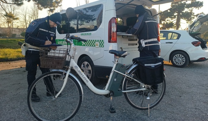 Multata una ciclista che si è scontrata con un’auto, aveva trasformato la bici in un ciclomotore