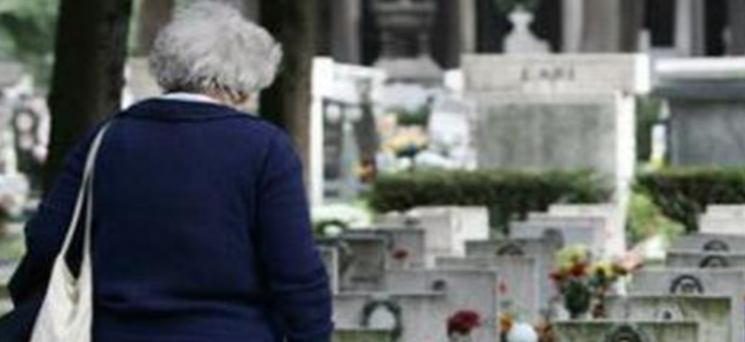 Mentre una signora è al cimitero le ripuliscono l’auto, poi la doppia fuga da film: cinque arresti