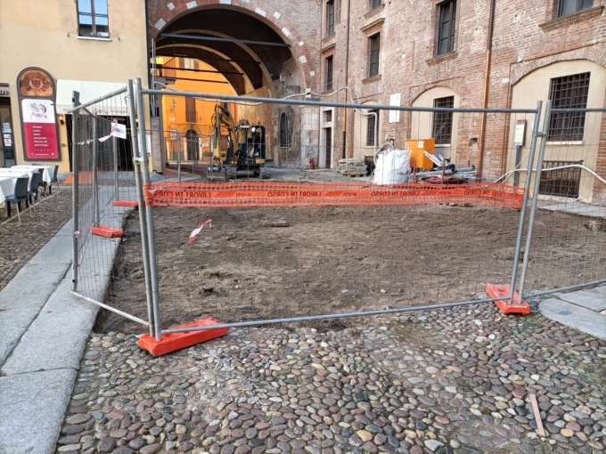 Lavori al via: pavimentazione a nuovo in piazza Broletto e limitrofi