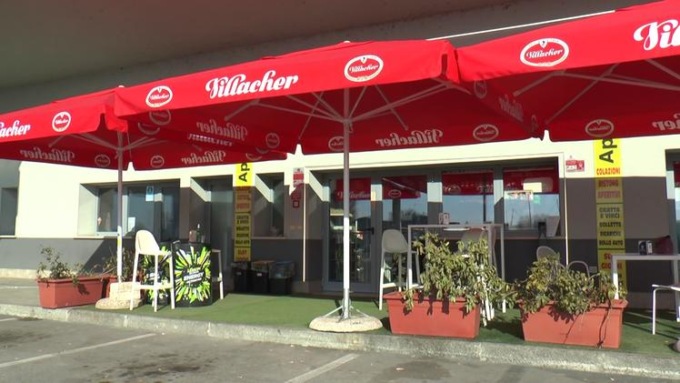 Entra armato in un bar ma spara all’uomo sbagliato, voleva vendicare la moglie molestata