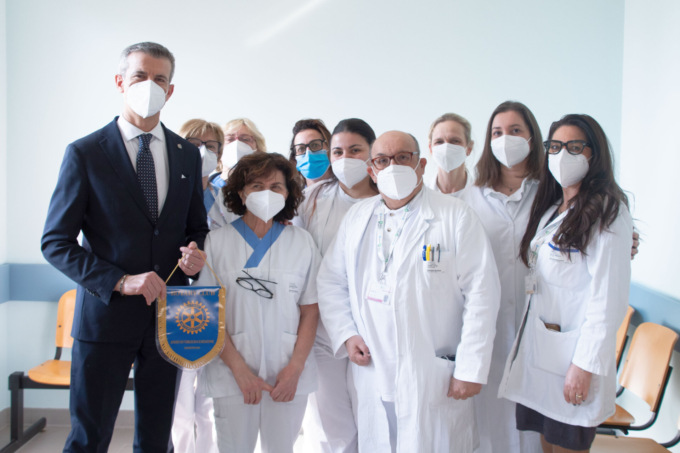 Manca personale in ospedale: infermiera in pensione torna in corsia