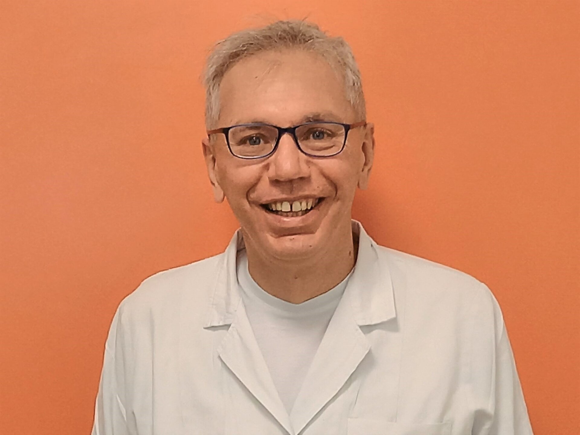 Il dentista dottor De Biase, in servizio all'ospedale Oglio Po