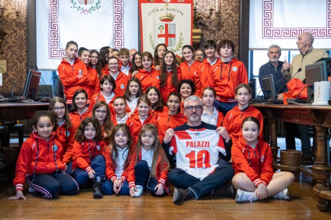 “Avanti così”: il Comune ospita e salute le piccole allieve di calcio di Mantova