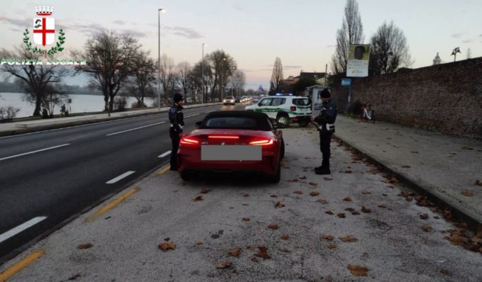 Senza patente e con auto sospesa dalla circolazione: maxi multa e mezzo sequestrato