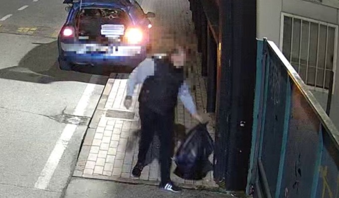 L’esterno del centro di raccolta rifiuti come una discarica: tre furbetti presi e sanzionati