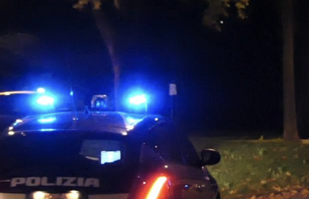 Si butta nel canale a Mantova e rischia di annegare, salvato dalla polizia