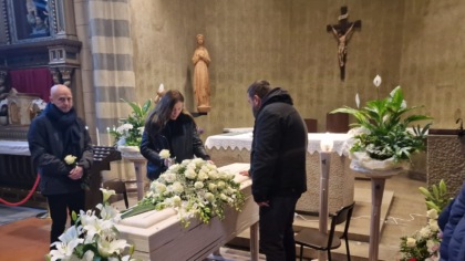 L’ultimo abbraccio alla giovane Yana: in tantissimi per il funerale
