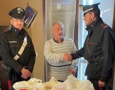 Anziano derubato resta senza soldi: i carabinieri gli fanno la spesa e lo aiutano