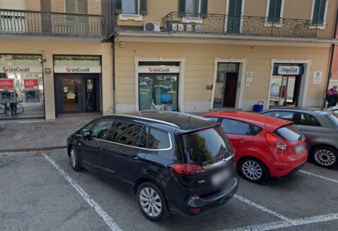 Tenta la rapina in banca con un cacciaviti ma è costretto a fuggire