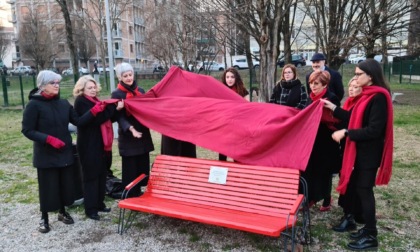 Ecco una nuova panchina rossa: "Violenza di genere da tenere sempre a mente"