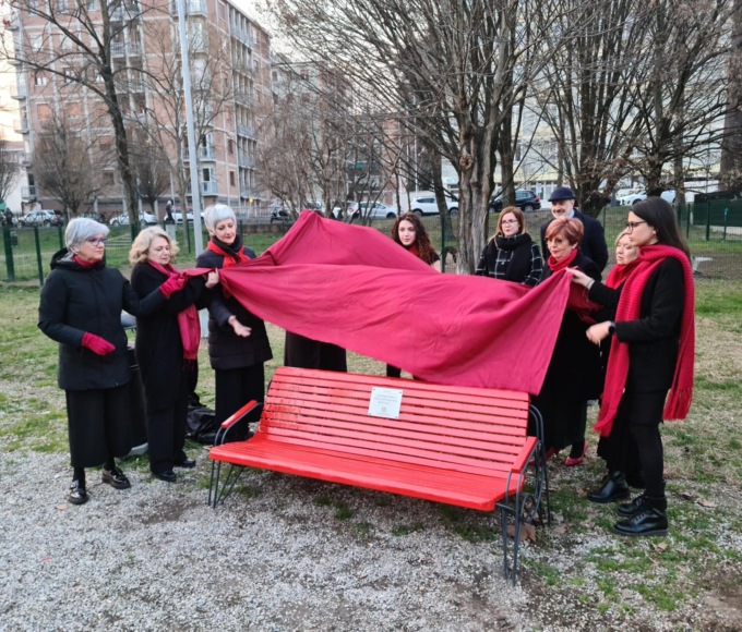 Ecco una nuova panchina rossa: “Violenza di genere da tenere sempre a mente”