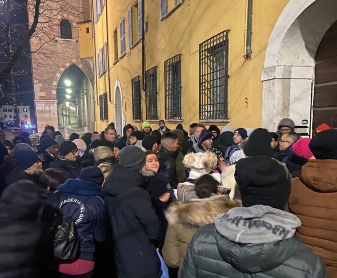 Notte in piazza e file enormi dall’alba per ottenere il passaporto