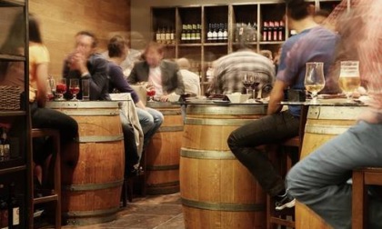 Molestano i clienti in un bar di Suzzara, ingresso vietato dai carabinieri