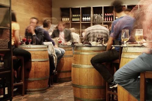 Molestano i clienti in un bar di Suzzara, ingresso vietato dai carabinieri