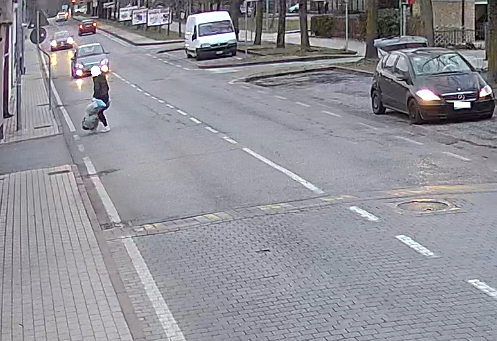 Abbandona 5 sacchi di rifiuti davanti al centro di raccolta: 50enne multata