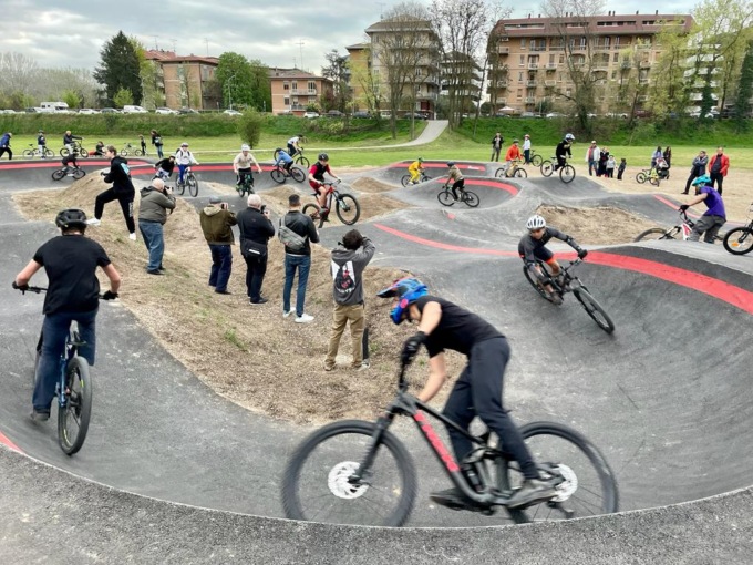 Inaugurata a Valletta Valsecchi la pista di Pump Track dove fare salti e acrobazie