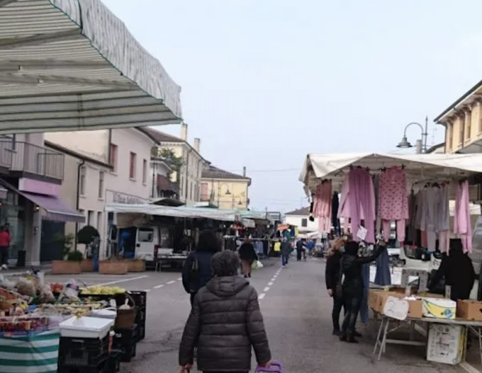 Entra al mercato con l’auto nonostante le transenne, paura a Villimpenta
