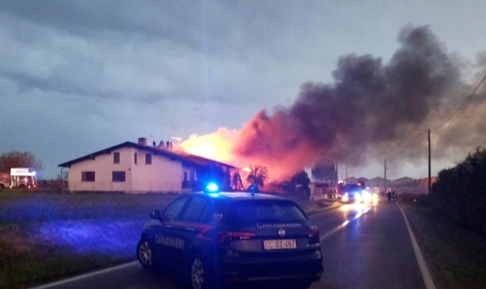 Fiamme dal tetto: rogo devasta una villa. Danni ingentissimi