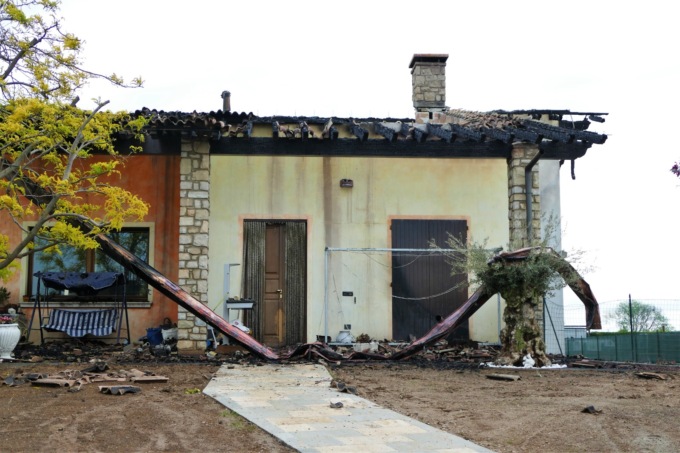 Casa devastata dal rogo: scatta la raccolta fondi per la famiglia di Guidizzolo