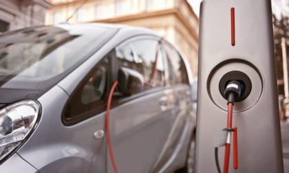 Nuove colonnine di ricarica elettrica per auto e bici a Mantova in via Visi